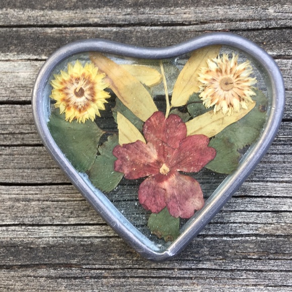 Jewelry - Pewter framed pressed flower pin